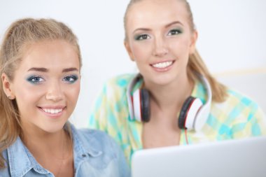 Laptop ile oturan iki genç kadın