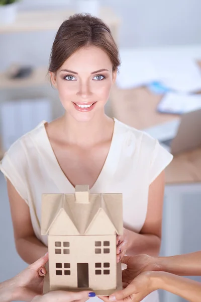 Portrait de femme architecte avec des plans au bureau — Photo