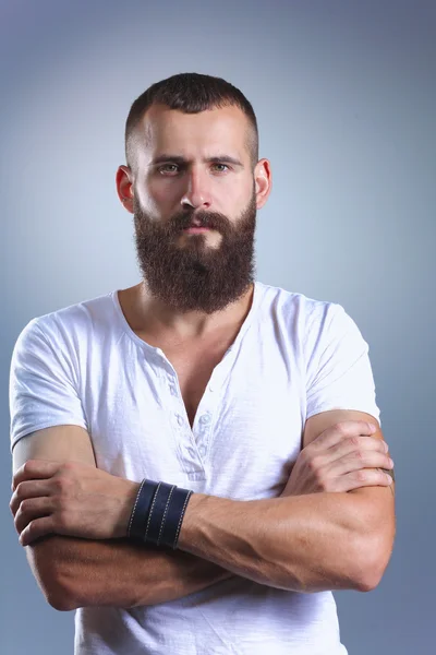 Retrato de hombre barbudo guapo aislado sobre fondo gris — Foto de Stock