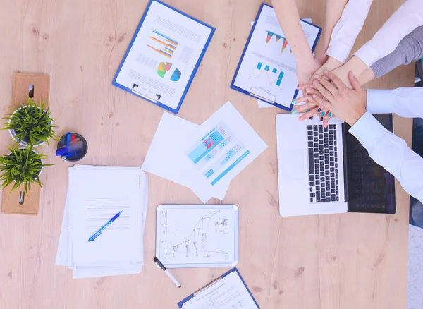 Gente de negocios sentada y discutiendo en reunión de negocios — Foto de Stock