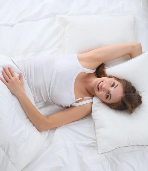 Belle fille couchée dans la chambre tôt le matin — Photo