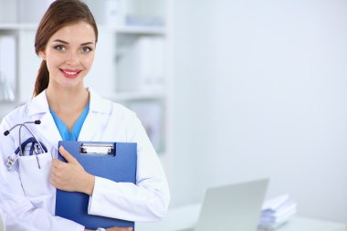 Tıp ekibi modern hastanedeki masada oturuyor.