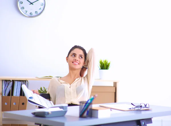 Jovem empresária sentada e conversando ao telefone — Fotografia de Stock