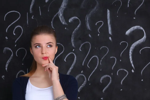 soru işareti gri bir arka plan üzerinde bulunan genç kız