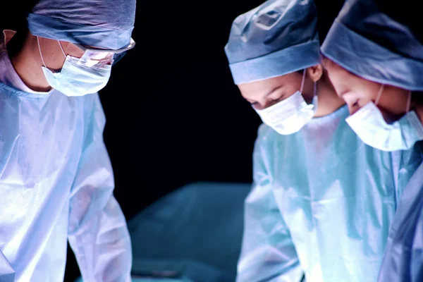 Team surgeon at work in operating — Stock Photo, Image