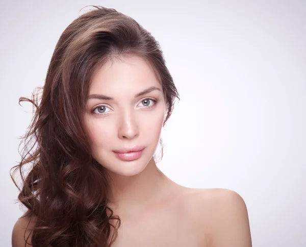 Retrato de cerca de la hermosa cara de mujer joven. Aislado sobre fondo blanco. — Foto de Stock