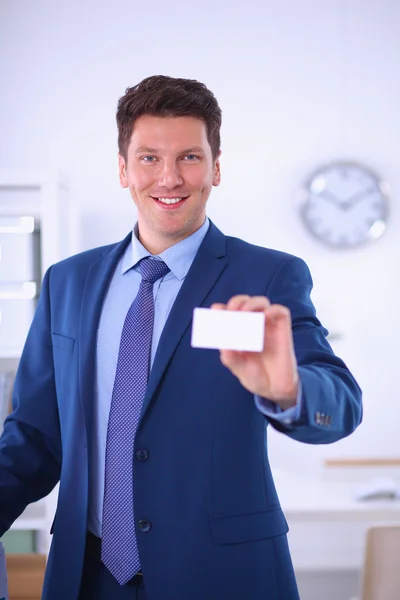 Portret van een jonge man met lege witte kaart — Stockfoto