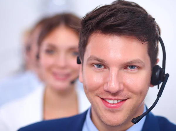 Atractivo Sonriendo jóvenes empresarios positivos y colegas en una oficina de call center — Foto de Stock