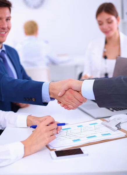 Zakenmensen schudden elkaar de hand, ronden een vergadering af — Stockfoto