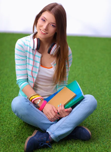 Mujer leyendo libro se sienta en la hierba verde — Foto de Stock