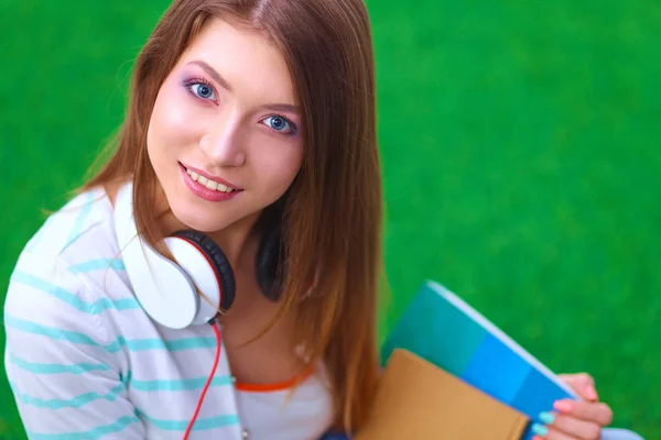 Femme livre de lecture se trouve sur l'herbe verte — Photo