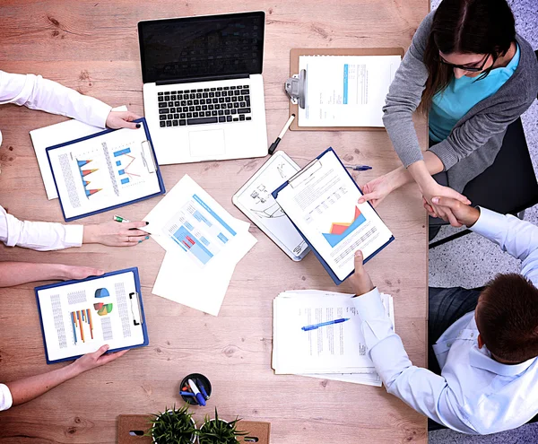 Zakenmensen zitten en discussiëren op zakelijke bijeenkomst — Stockfoto