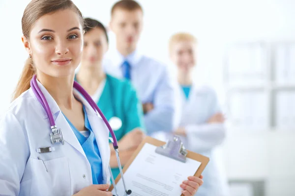 Medico donna in piedi con cartella in ospedale — Foto Stock