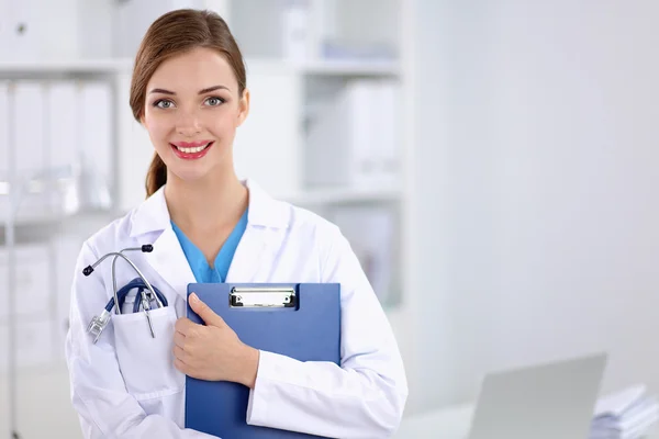 Equipe médica sentada à mesa no hospital moderno — Fotografia de Stock