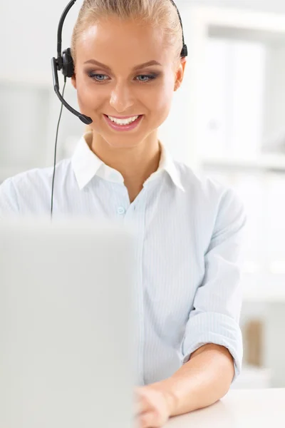 Retrato de primer plano de un agente de servicio al cliente sentado en la oficina — Foto de Stock