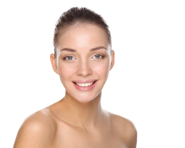 Retrato de cerca de la hermosa cara de mujer joven. Aislado sobre fondo blanco. — Foto de Stock