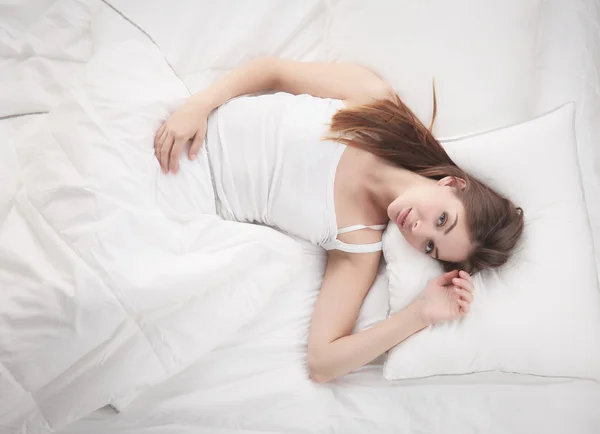 Menina bonita deitada no quarto no início da manhã — Fotografia de Stock