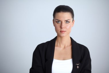 ayakta, gri arka plan üzerinde izole genç kadın