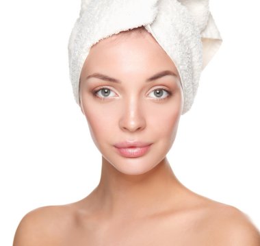 hombre que trabaja en el gimnasio 