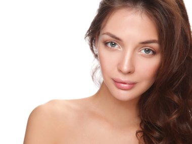 Güzel genç kadın yüzünün yakın portresi. Beyaz arkaplanda izole.