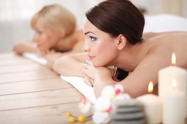 rahatlatıcı ve spa merkezinde zevk iki genç güzel kadın