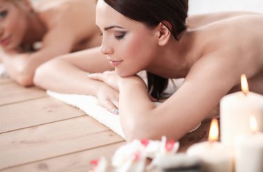 rahatlatıcı ve spa merkezinde zevk iki genç güzel kadın