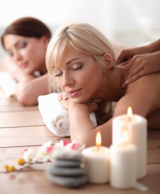 rahatlatıcı ve spa merkezinde zevk iki genç güzel kadın