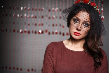 güzel genç kadın yüz portresi. koyu arka plan üzerinde izole