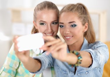 iki kız telefonda evde fotoğraf çekme