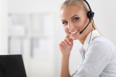 Ofiste oturan bir müşteri hizmetleri ajanının yakın plan portresi.