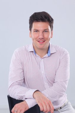 yakışıklı bir adam izole üzerinde beyaz arka plan ayakta