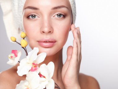 Orkide çiçekli havlu kadında