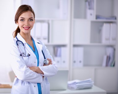 Tıp ekibi modern hastanedeki masada oturuyor.