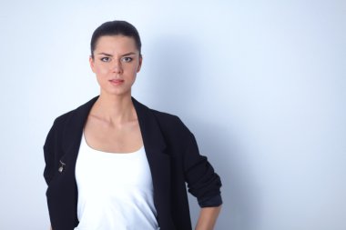 ayakta, gri arka plan üzerinde izole genç kadın