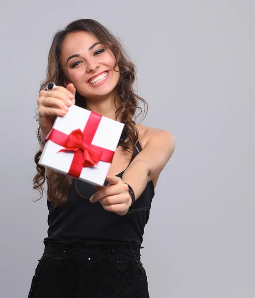 Mujer joven sonrisa feliz celebrar caja de regalo en las manos, aislado sobre fondo gris — Foto de Stock