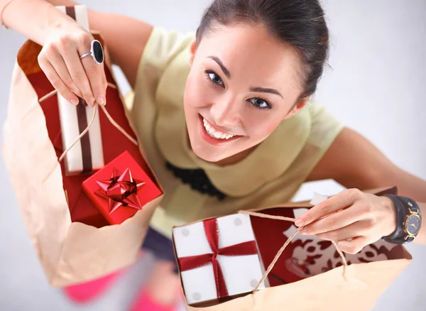 Mujer sonriente con regalos de Navidad —  Fotos de Stock