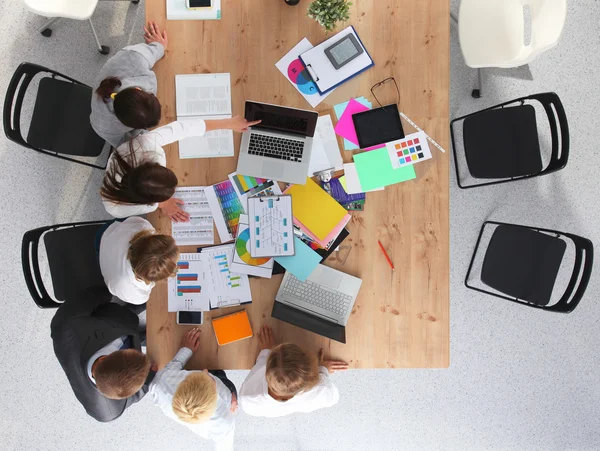 Geschäftsleute sitzen und diskutieren bei Geschäftstreffen, im Büro — Stockfoto