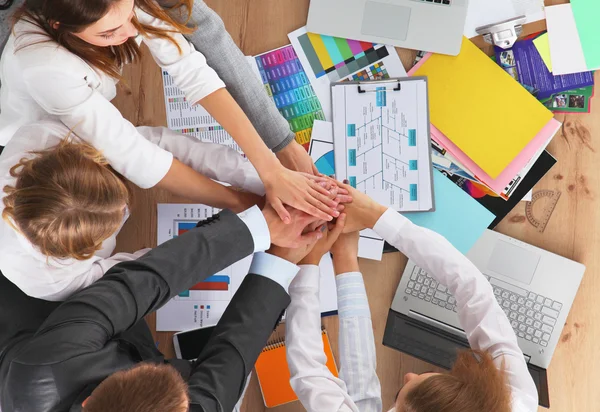 Equipo empresarial con las manos juntas - conceptos de trabajo en equipo —  Fotos de Stock