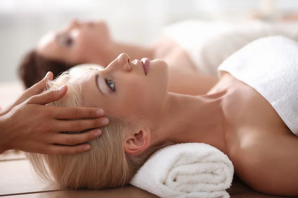 Duas jovens mulheres bonitas relaxando e desfrutando no centro de spa — Fotografia de Stock