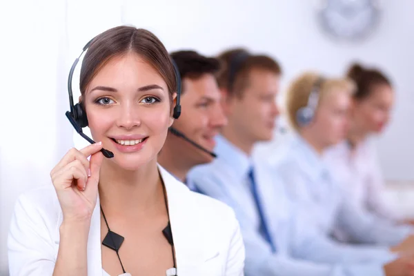 Atrakcyjny Uśmiechający się młodzi przedsiębiorcy i koledzy w call center — Zdjęcie stockowe