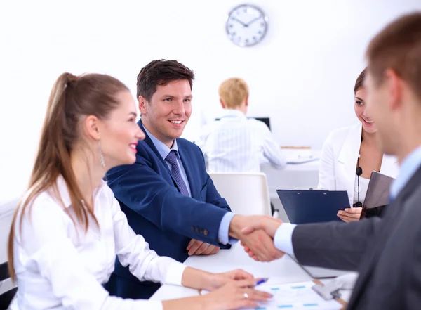 Gente de negocios dándose la mano, terminando una reunión, en la oficina —  Fotos de Stock