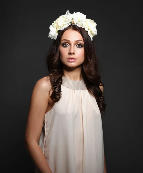 Portret pięknej kobiety z kwiatami we włosach. mody — Zdjęcie stockowe