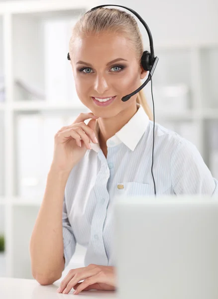 Retrato de primer plano de un agente de servicio al cliente sentado en la oficina — Foto de Stock