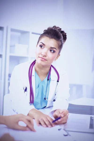 Equipe médica sentada à mesa no hospital moderno — Fotografia de Stock