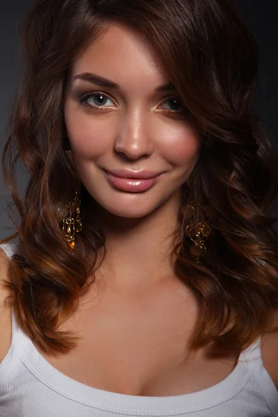 Portrait of beautiful young woman face. Isolated on dark background — Stock Photo, Image