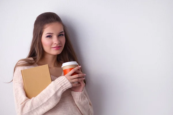 Elinde bir fincan çay ya da kahve olan genç bir kadının portresi. — Stok fotoğraf