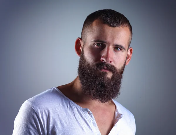 Retrato de homem barbudo bonito isolado em fundo cinza — Fotografia de Stock