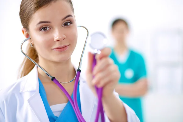 Ärztin steht mit Stethoskop im Krankenhaus — Stockfoto