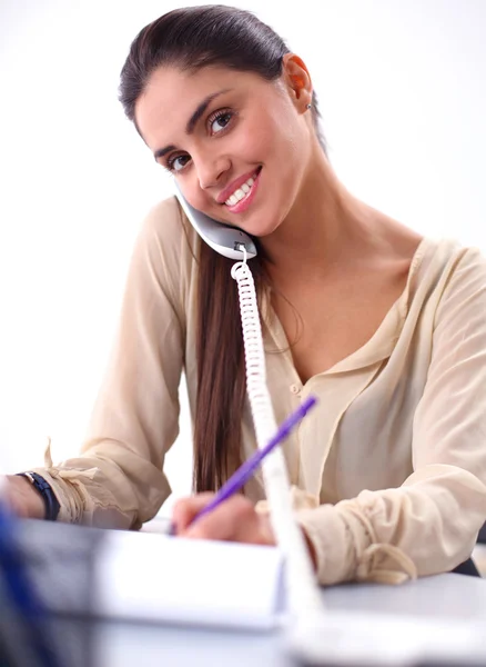 Młoda bizneswoman siedzi i rozmawia przez telefon — Zdjęcie stockowe