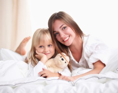 kadın ve genç kız yalan Oda gülümseyerek